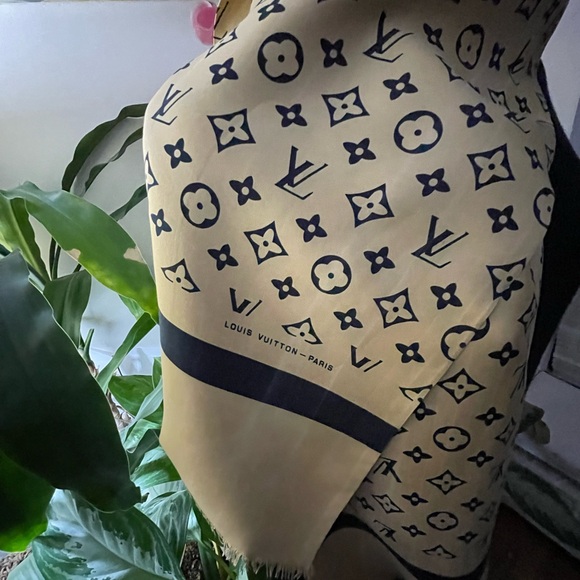 Louis Vuitton Monogram Silk Neck Muffler. - Picture 7 of 14